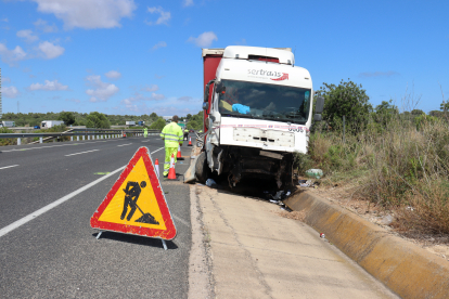 Imatge frontal del camió implicat en l'accident a l'N-340 a la Pobla de Montornès, on ha mort una persona.