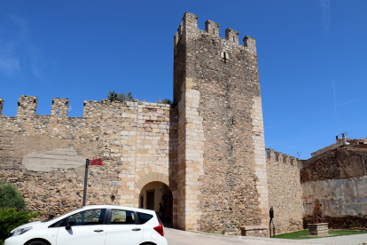 Imatge de la torre del Castlà de Montblanc des de fora de la muralla.