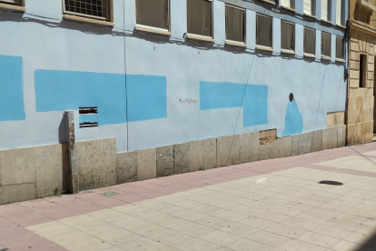 L’escola Pau Delclós es mereix una façana sense taques, o triar la pintura que toca