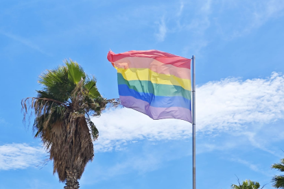 Imatge d'una bandera multicolor a Salou.