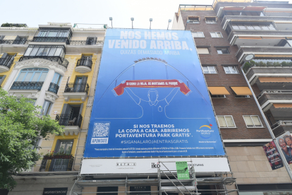 Imatge de la lona desplegada a Madrid per promocionar la campanya.