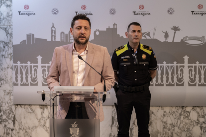 L’alcalde de Tarragona, Rubén Viñuales, i l’intendent de la Guàrdia Urbana, Manuel Vázquez, durant la compareixença d’ahir. J