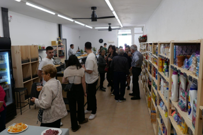 Imatge del 26 de maig a la inauguració de la nova botiga de la Riba, Ca la Paula.