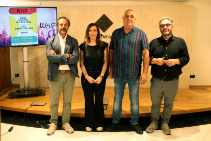 L'alcaldessa de Reus i el regidor de Cultura, acompanyats dels directors del Reus Music Festival a la presentació del projecte.