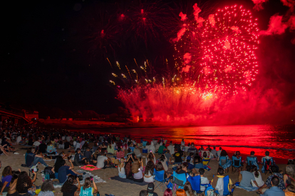 Imatge de la platja del Miracle durant una edició anterior del concurs de focs artificials de Tarragona.