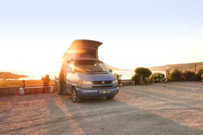 Imatge d'una furgoneta Camper en una platja.