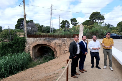 Representants d'Aigües de Reus i l'Ajuntament davant del rehabilitat pont de Calderons i l'aqüeducte.