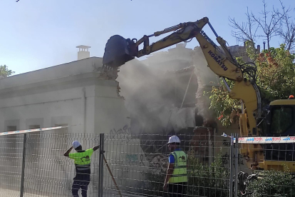 L'Ajuntament de Salou ha iniciat els treballs de demolició de l'antiga estació del municipi.