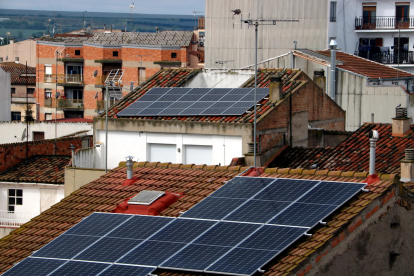 Plaques solars en teulades d'habitatges a Mollerussa.