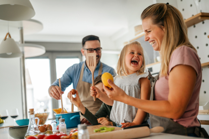 Imatge d'una família cuinant.