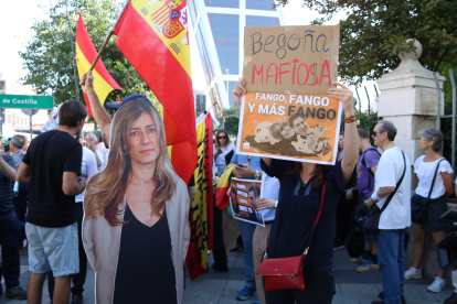 Mig centenar de persones s'han concentrat a les immediacions dels jutjats de Plaza Castilla de Madrid durant la declaració de Begoña Gómez.