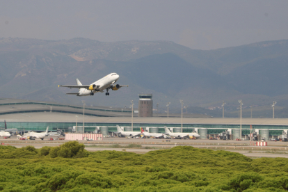 Imatge d'arxiu d'un avió enlairant-se des de la T1 de l'Aeroport del Prat