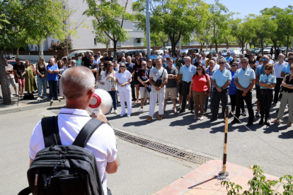 Alguns dels treballadors del centre penitenciari de Ponent de Lleida durant la concentració.