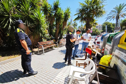 Fotografia de la Policia Local de Salou i un inspector especialitzat en la gestió de residus.