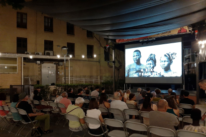 Una sessió del Festival Itinerant de Cinemes Africans de Catalunya – FICAC.