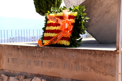 Corona de flors de les institucions als peus del Monument a la Pau de la Cota 705 de Pàndols.