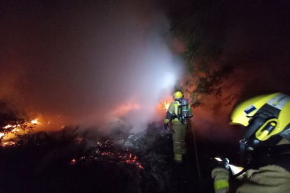 Imatge de l'incendi a l'exterior d'una casa a Tortosa