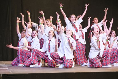 Un grup de ballarins de dansa urbana en un escenari