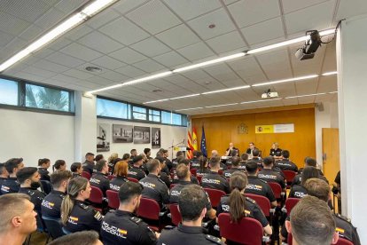 Imatge de l'acte de benvinguda al cos de Policia Nacional amb Santiago Castellà.