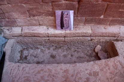 La fossa ubicada al claustre del castell monestir d'Escornalbou on s'han trobat les restes òssies de dos individus.