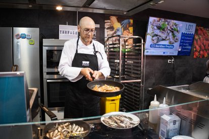 El Cocinero Fiel cuinant peix de proximitat al Mercat Central.