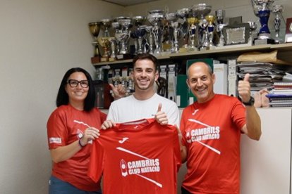 Ferran Siré, junt amb la presidenta del Cambrils CN, Mari Navarrete, i el vocal de la Junta, Joan Cros, en el moment de la presentació com a nou entrenador.