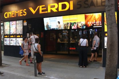 L'exterior dels cinemes Verdi al carrer Verdi de Barcelona