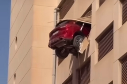 Imagen del vehículo encastado en la fachada del edificio.