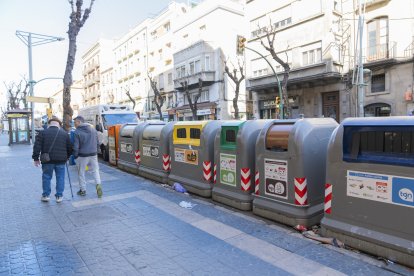 Imatge d'arxiu d'una fila de contenidors a Tarragona