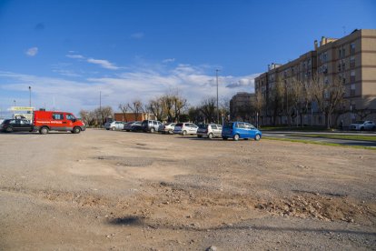 L’aparcament del costat del camp de futbol de la Floresta