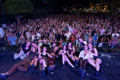 Les Balkan Paradise Orchestra van omplir de gom a gom el port de Cambrils