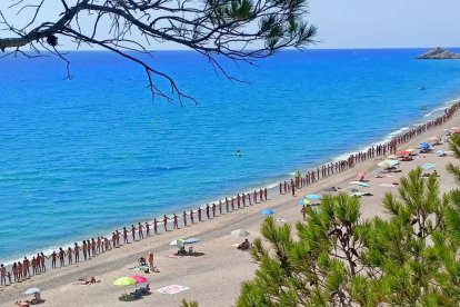 Imatge de la cadena nudista a la platja del Torn