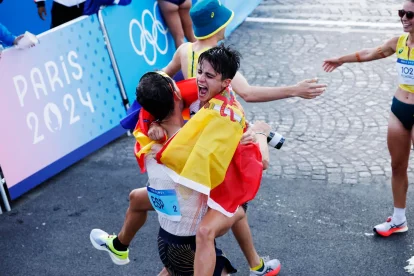 María Perez i Álvaro Martín celebrant el triomf.