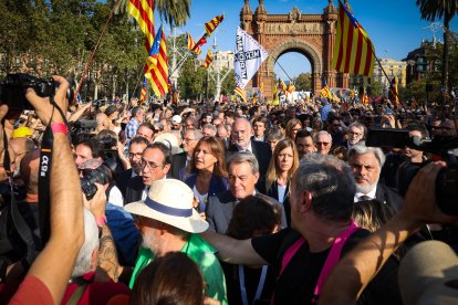 La comitiva de Junts amb el president del Parlament, Josep Rull, Laura Borràs i l'expresident Artur Mas, sortint d'Arc de Triomf en direcció a la Ciutadella.