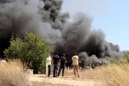 Treballadors de l'empresa afectada després de ser evacuats.