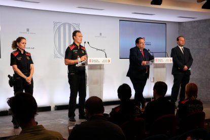 El comissari en cap dels Mossos d'Esquadra, Eduard Sallent, i el conseller d'interior, Joan Ignasi Elena, entre la comissària Rosa Bosch i el director general de la Policia, Pere Ferrer, a la roda de premsa sobre el dispositiu per detenir Puigdemont