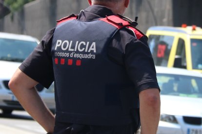 Detall d'un mosso d'esquadra durant un operatiu policial