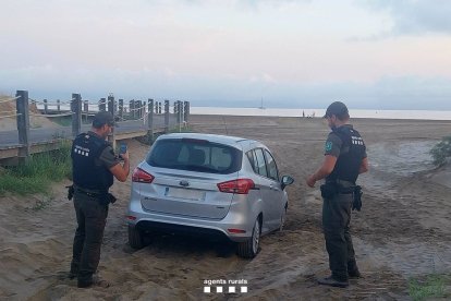 Imatge del vehicle encallat a la sorra del Parc Natural del Delta de l'Ebre