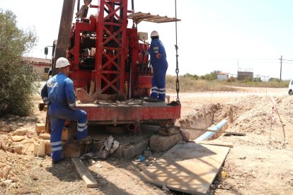 Operaris treballant en l'adequació del pou del Molí Roca I del barri Castell a Ulldecona.