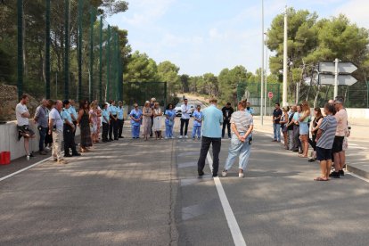 La plantilla de Mas d'Enric es concentra davant les portes del centre penitenciari per recordar la Núria.