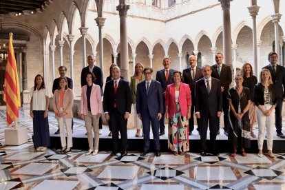 Fotografia oficial del nou Govern de Salvador Illa abans de la primera reunió aquest dimarts al Palau de la Generalitat.