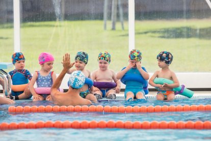 Diversos nens en una piscina.