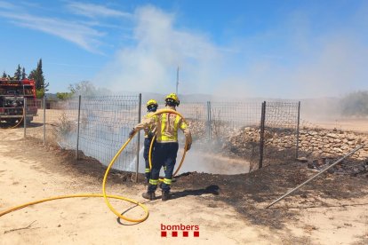 Imatge dels Bombers treballant en l'incendi de Tivissa