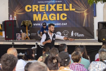 Imatge del 1r festival internacional de màgia de Creixell, durant l'actuació de Xavier Medina