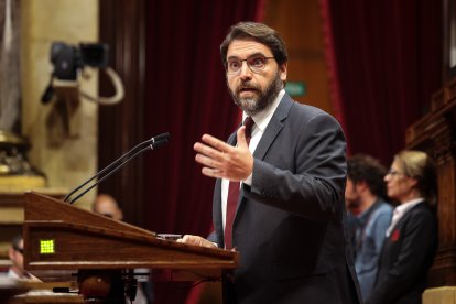 Ferran Pedret, del PSC-Units per Avançar, durant la seva intervenció en el ple d'investidura d'Illa.