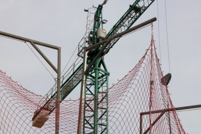 Una grua treballant durant la construcció d’un edifici.