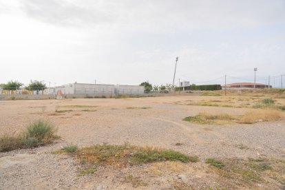 Els terrenys que hi ha a banda i banda de l’Escola Ponent, així com el solar triangular que es troba davant la pista d’atletisme, serviran com a zones d’aparcament