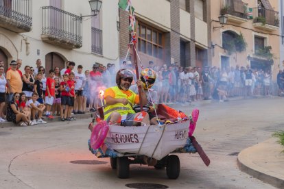 Imatge de la baixada de trastos de la Festa Major del Catllar