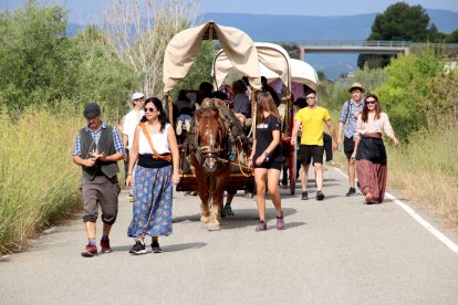 Membres de la Colla Vella dels Xiquets de Valls caminant cap a Vilafranca del Penedès.