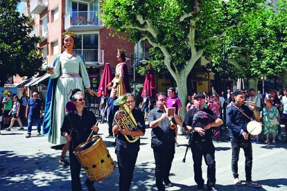 La Cobla Ministrers de Cambrils i, darrere, els gegants Pere i Camí.